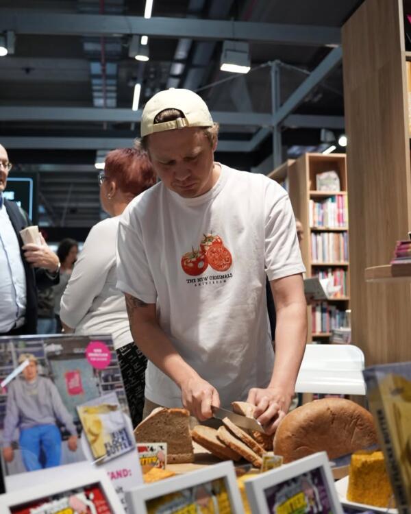 Autogramm mit Butterbrot? Gab’s nur bei uns. 🧈

@hannes_arendholz hat Butterbrote geschmiert, von „Noch eine Flocke Butt...